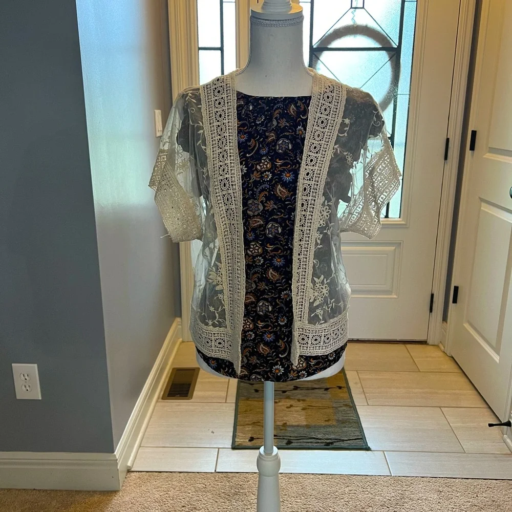 Beautiful lace short sleeve shrug - Picture 3 of 4